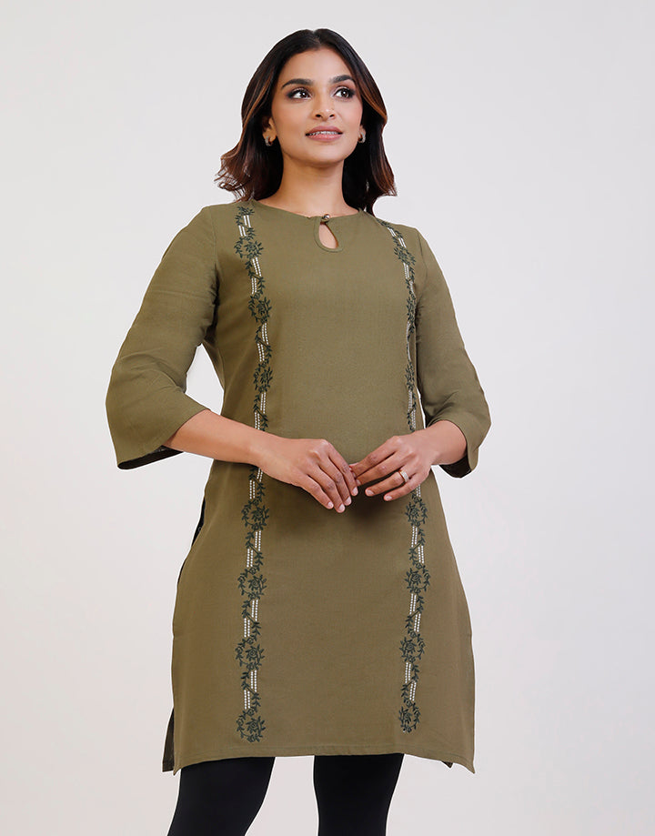 Front Keyhole with Embroidered Kurta
